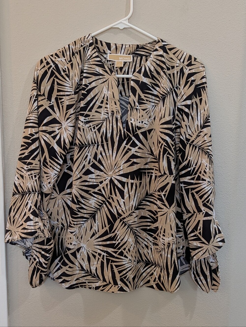 MICHAEL Michael Kors Black and Beige Palm-Print V-Neck Tunic